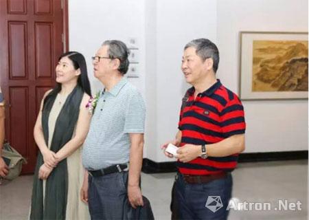 湖北省美术院副院长谢晓虹陪同李宝林与詹志峰先生参观画展