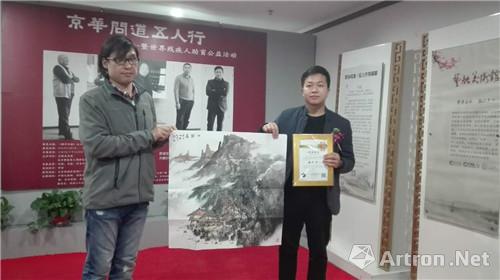 艺术家唐利中(右)向北京博爱盲人调律发展中心捐赠作品