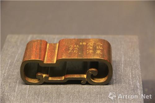王云铭红木墨床清晚期(1840-1911)高 3.1 厘米 长 8.4 厘米 宽 3.8 厘米上海博物馆藏
