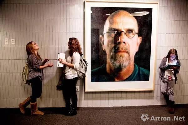 查克·克洛斯（Chuck Close）著名的自画像悬挂在教室的走廊中。Photo by Gillian Laub for The New York Times