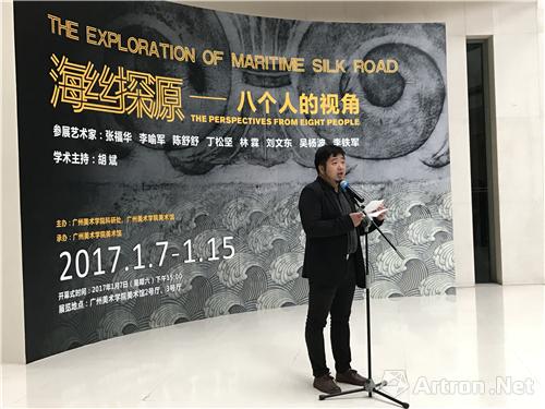 参展艺术家吴杨波在"海丝探源八个人的视角"开幕式上