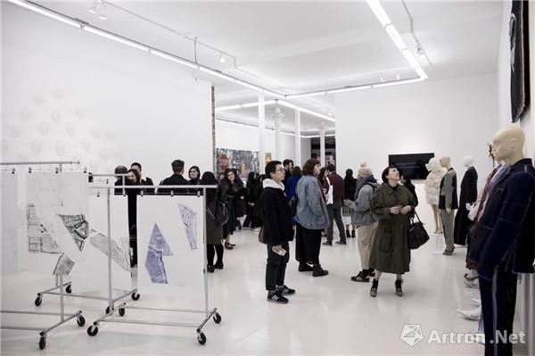 “WAVELENGTH II：新消费主义”时装艺术跨界群展展览现场