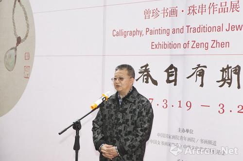 曾珍现为成都画院专职画家,6岁半开始丹青生涯,8岁举办个人画展