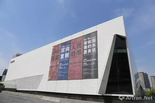 合美术馆外墙 展览信息已更新
