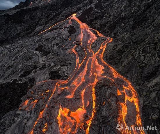 下火山噴發後岩漿湧流的畫面,操作無人機至距離熔岩不到10米的低空,在