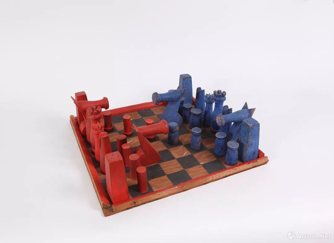  亚历山大·考尔德，《象棋》（Chess Set），1944，木 油漆，45.7 x 45.7 厘米 / 18 x 18 英寸。© 纽约ARS，图片：豪瑟沃斯