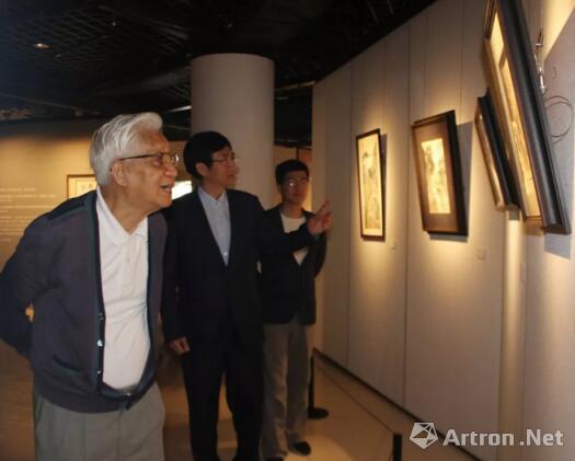 ▲中国美术学院教授全山石先生在认真观看展览作品