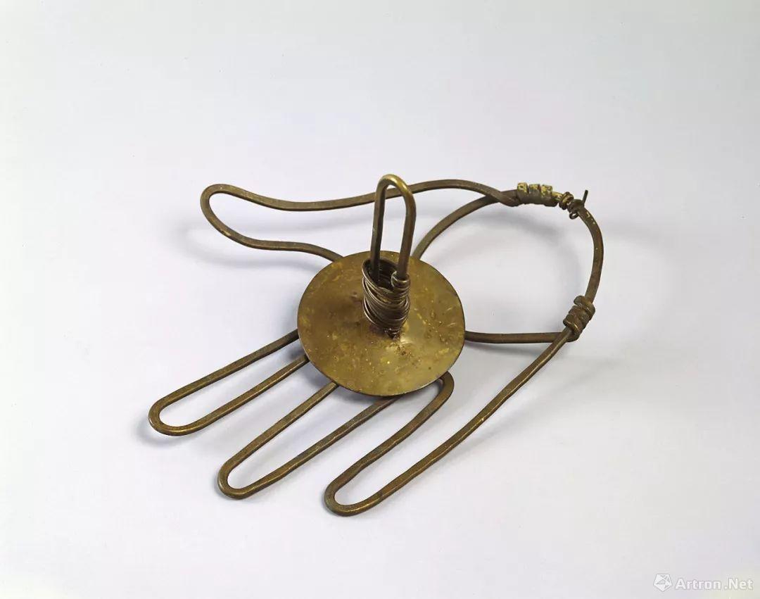 亚历山大·考尔德，《卫生纸架》（Toilet paper holder），1952，金属丝 金属薄片，30.2 x 22.8 x 17.1 厘米 / 11 7/8 x 9 x 6 3/4 英寸。考尔德基金会，纽约，图片：豪瑟沃斯