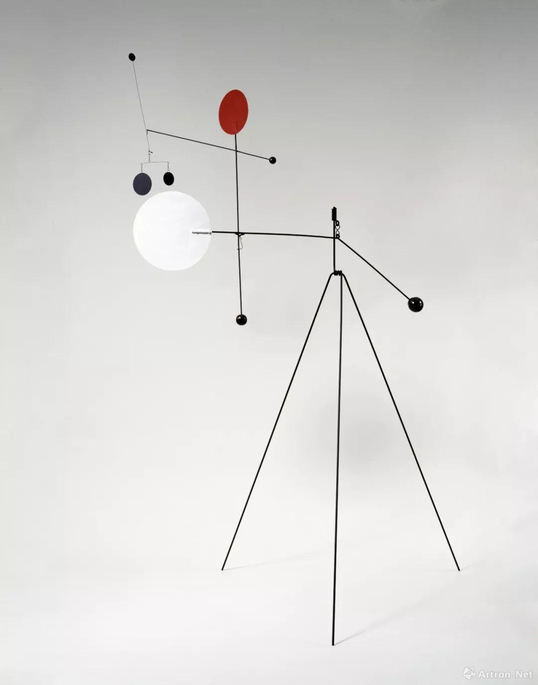 亚历山大·考尔德(Alexander Calder)，《红、白、黑与黄铜》(Red