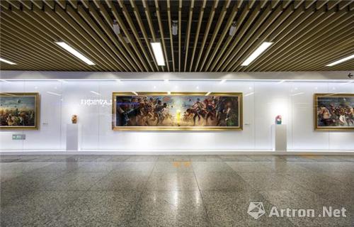 “新地壳运动”原作油画在徐家汇地铁站展出