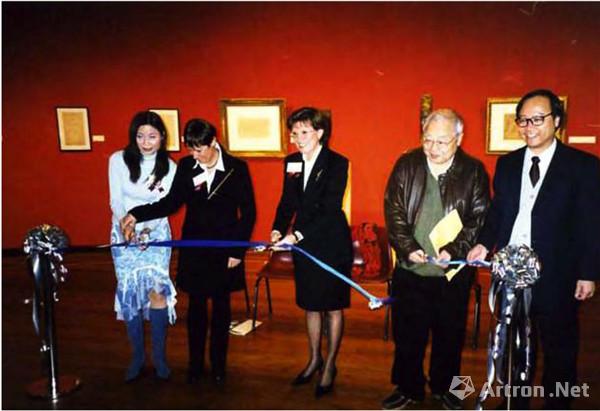 2003年，季玉年（左一）在香港大学美术博物馆《线韵悠扬——莫迪利阿尼的绘画和雕塑展》开幕现场