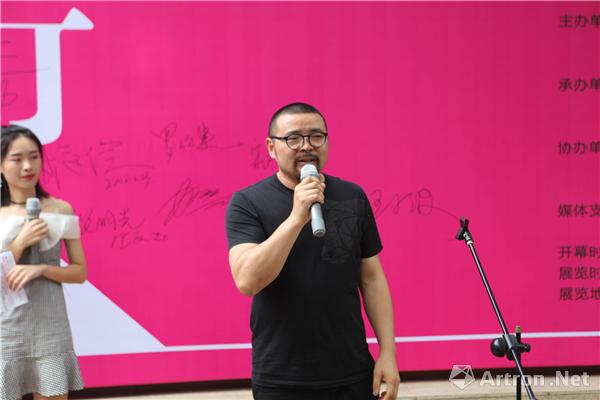 著名当代艺术家，四川大学锦城学院教授 邱光平先生在开幕式上讲话