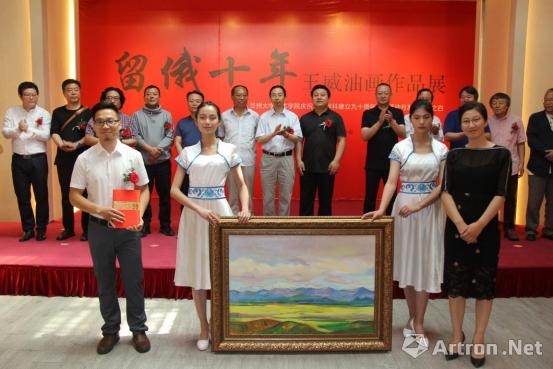 甘肃艺术馆王威老师作品收藏仪式，甘肃艺术馆副馆长刘玲接收作品并颁发收藏证书