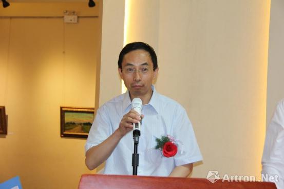 甘肃省文化厅党组成员、副厅长杨建仁宣布展览开幕