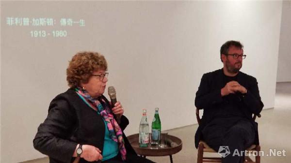 穆萨·梅耶在此次香港举办的菲利普·加斯顿个展现场讲述自己的父亲及其艺术