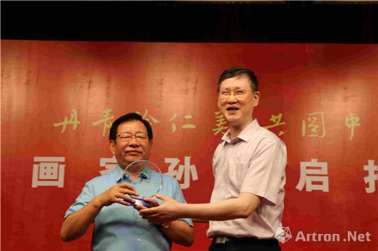 图为中国残疾人联合会副主席李志军为孙文启先生授予纪念牌