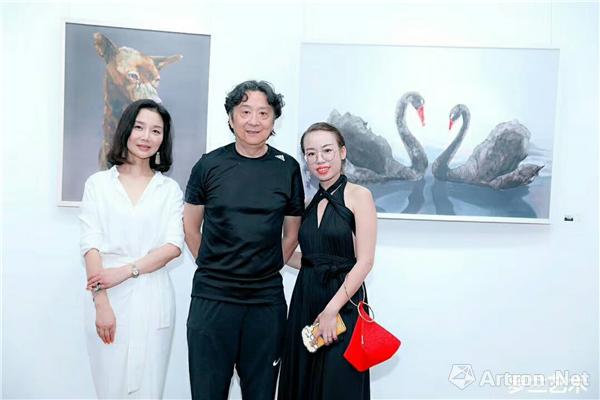 罗兰艺术CEO、策展人罗文涛女士陪同著名艺术家何多苓先生合影