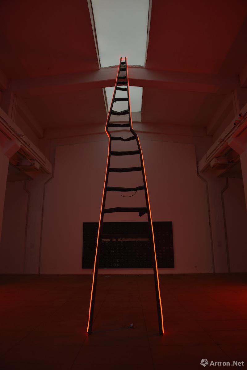 杨千  《梯子》 LED灯带，废弃方钢 110×1050×10cm 2017