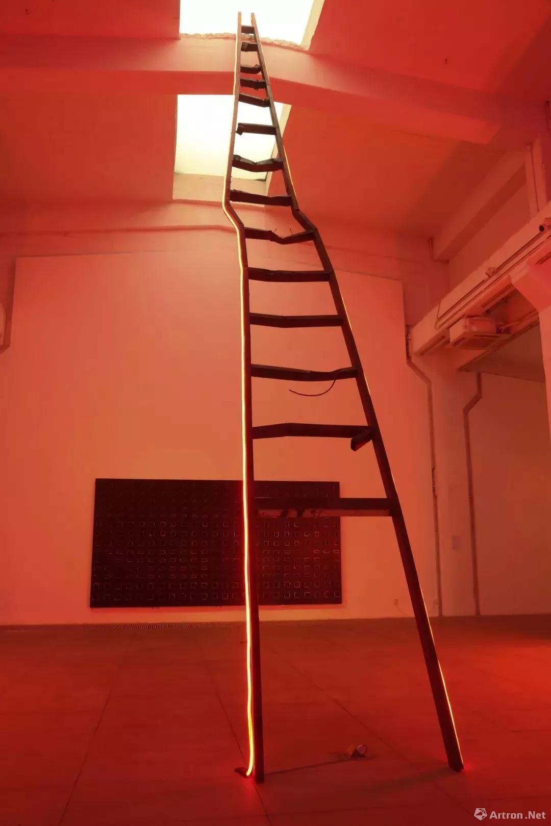 杨千《梯子》LED灯带、废弃方钢 110×1050×10cm 2017年