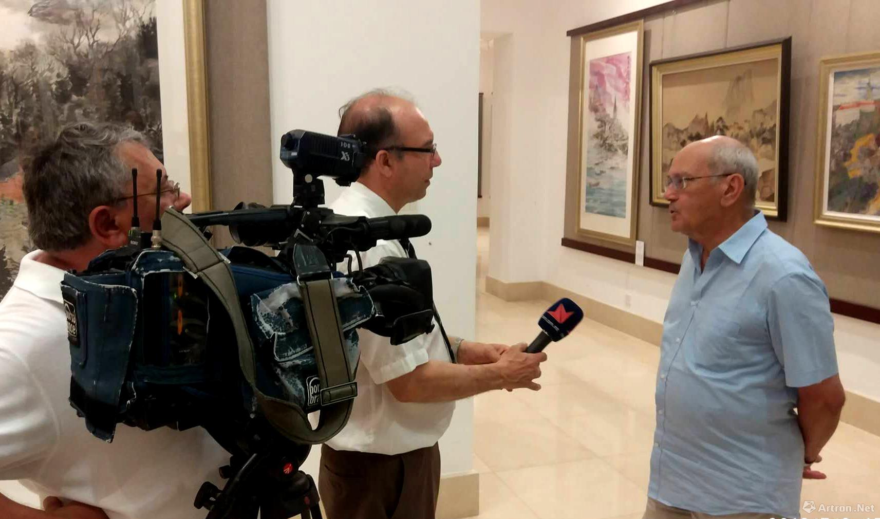 PBS马耳他国家电视台开幕式后在展览现场采访鲍奇先生