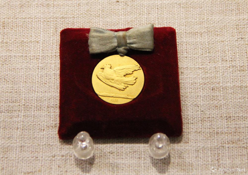 齐白石获得“国际和平奖”奖章