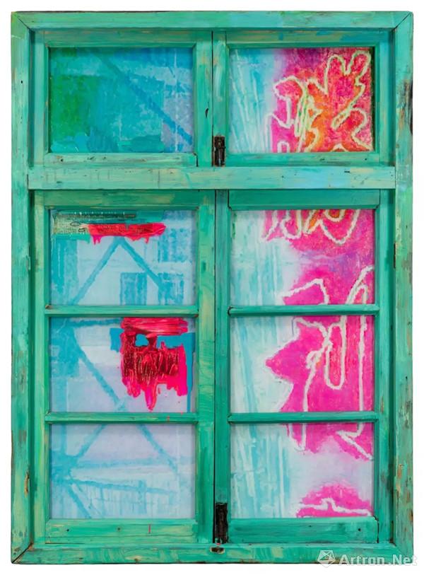 李青，《邻窗·胜利》，2017，149 x 108 x 8 cm，木头、金属、树脂玻璃、油画颜料、印花及铝塑板，©李青，图片由艺术家提供