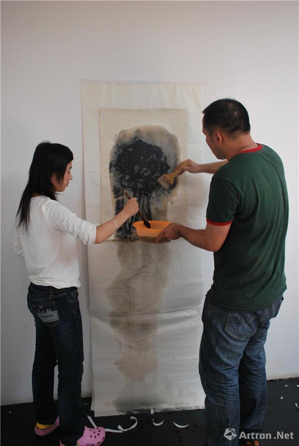 2009年，刘可在与陈欢合作展览的创作中