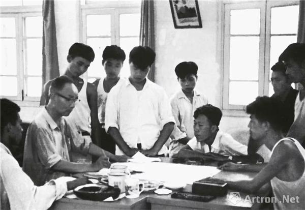 1962年带学生在桂林写生