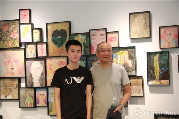 陈元隆（左）和艺术家梁铨合影
