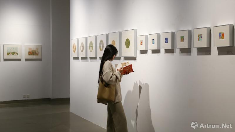 雅昌快讯 梅田美代子铜版画展签书会 西安欧亚学院艾德艺术设计学院举办 独家 雅昌新闻