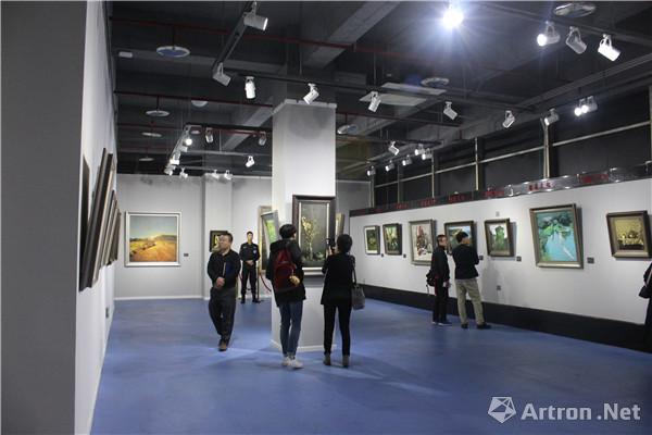 “‘畅心行走’李昂油画作品展”展览现场