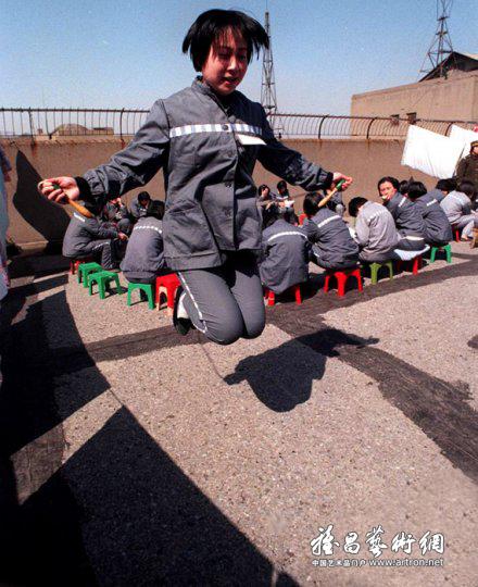 1996年6月,上海提篮桥监狱的女犯人外出放风时,跳绳锻炼身体