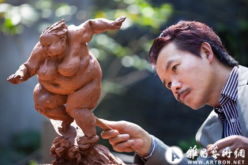 雕塑家许鸿飞与他的胖女人走进中国美术馆 ()