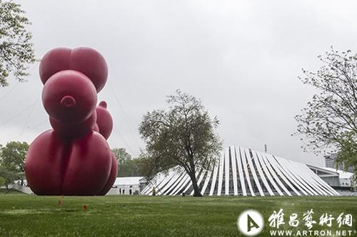 在2013年Frieze纽约艺博会上展出的保罗·麦卡锡的超大亮红色“气球狗”作品