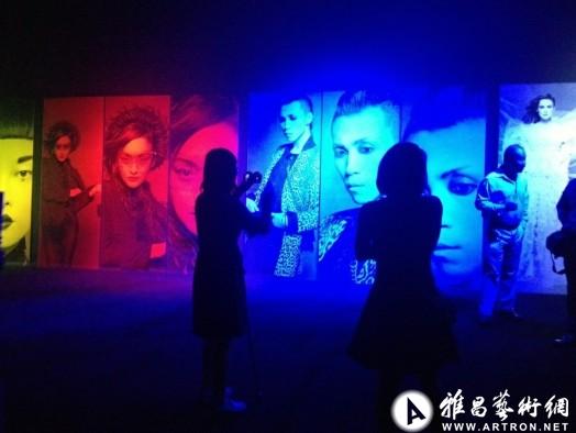 香奈儿＂小黑外套"摄影展今晚在北京798盛大开幕 ()