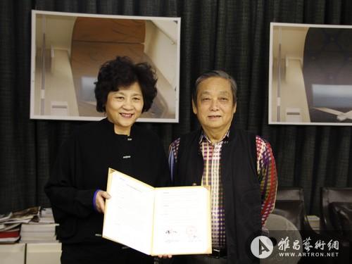 雅昌文化集团副董事长何曼玲女士与著名艺术家韩美林先生