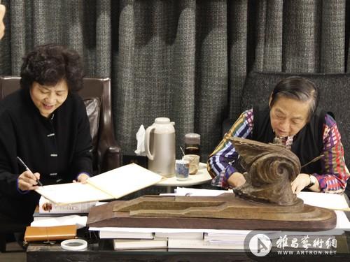 雅昌文化集团副董事长何曼玲女士与著名艺术家韩美林先生签约