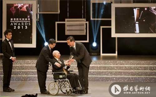 香港特区行政长官梁振英（右一）为著名摄影家陈复礼（右二）颁发“终身成就奖”