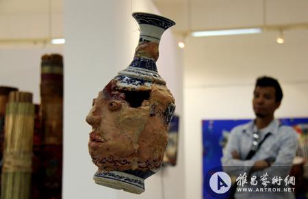 一名参观者欣赏中国艺术家的作品《丝绸之路》