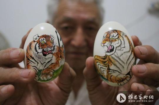 虎占林在鹅蛋上创作的虎画作品.