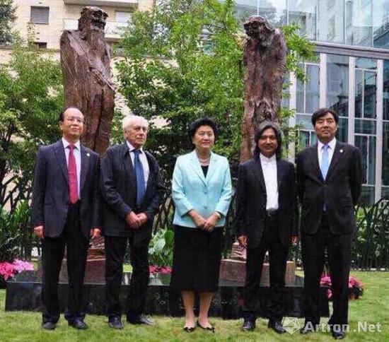 国务院副总理刘延东在巴黎为《问道》雕塑作品揭幕