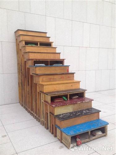 赵晓潇《记忆碎片》 楼梯 13.52.5m 老旧课桌、中小学书本、八十年代老玩具
