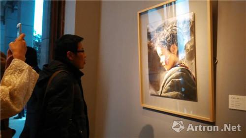 观众在观看刘云生作品《西部儿童之二》