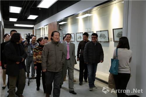 国家画院院长杨晓阳(左二)与来宾观看展览