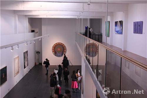 展览空间分上下两层陈列作品，从二层观看展览