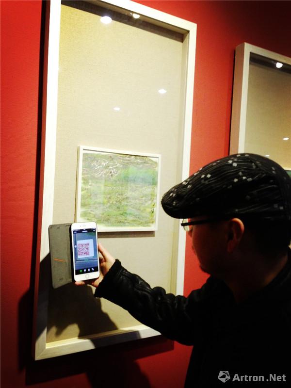 02青年画家孙宏涛的画作上有玄机，红色二维码酷似印象，成为作品的一部分，却可以扫描加上他的微信