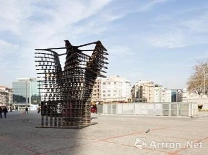 大型钢铁雕塑塞拉门亮相伊斯坦布尔设计周
