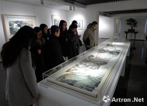 西安美术馆工作人员认真观看何海霞先生长卷作品
