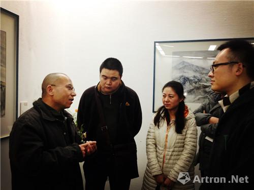 著名画家邢庆仁先生（左1）为年轻画家们讲创作