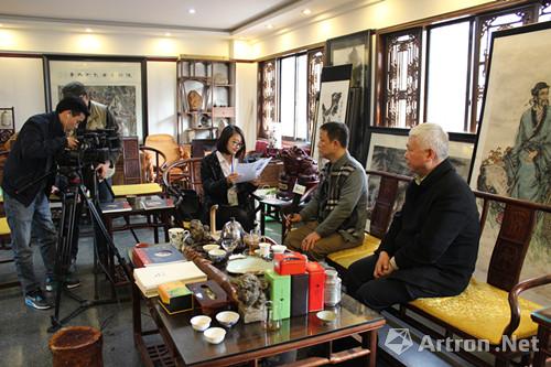 5张义潜之子张安（中）和藏家刘新华（右）接受雅昌记者采访
